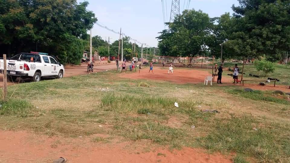 La Policía Nacional en conjunto con la municipalidad de Lambaré logró desactivar un encuentro de volley entre vecinos en el barrio Villa Angélica, este domingo.