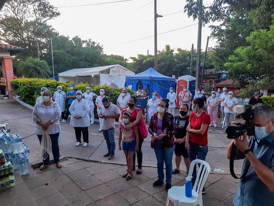 La explanada del Hospital, fue testigo de este acto de amor, generosidad, solidaridad y bondad, donde la protagonista fue la quinceañera, quien jamás olvidará este festejo en tiempos de pandemia.