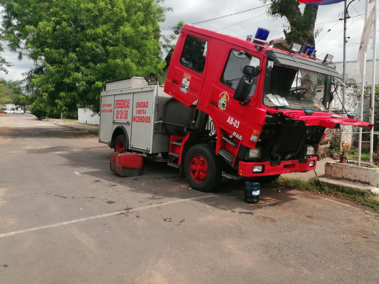 El carro hidrante AB-03 está inoperativo debido a varios desperfectos mecánicos.